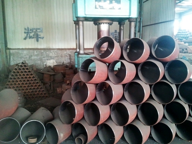 沖壓彎頭在成形時(shí)外弧處于拉伸狀態(tài)